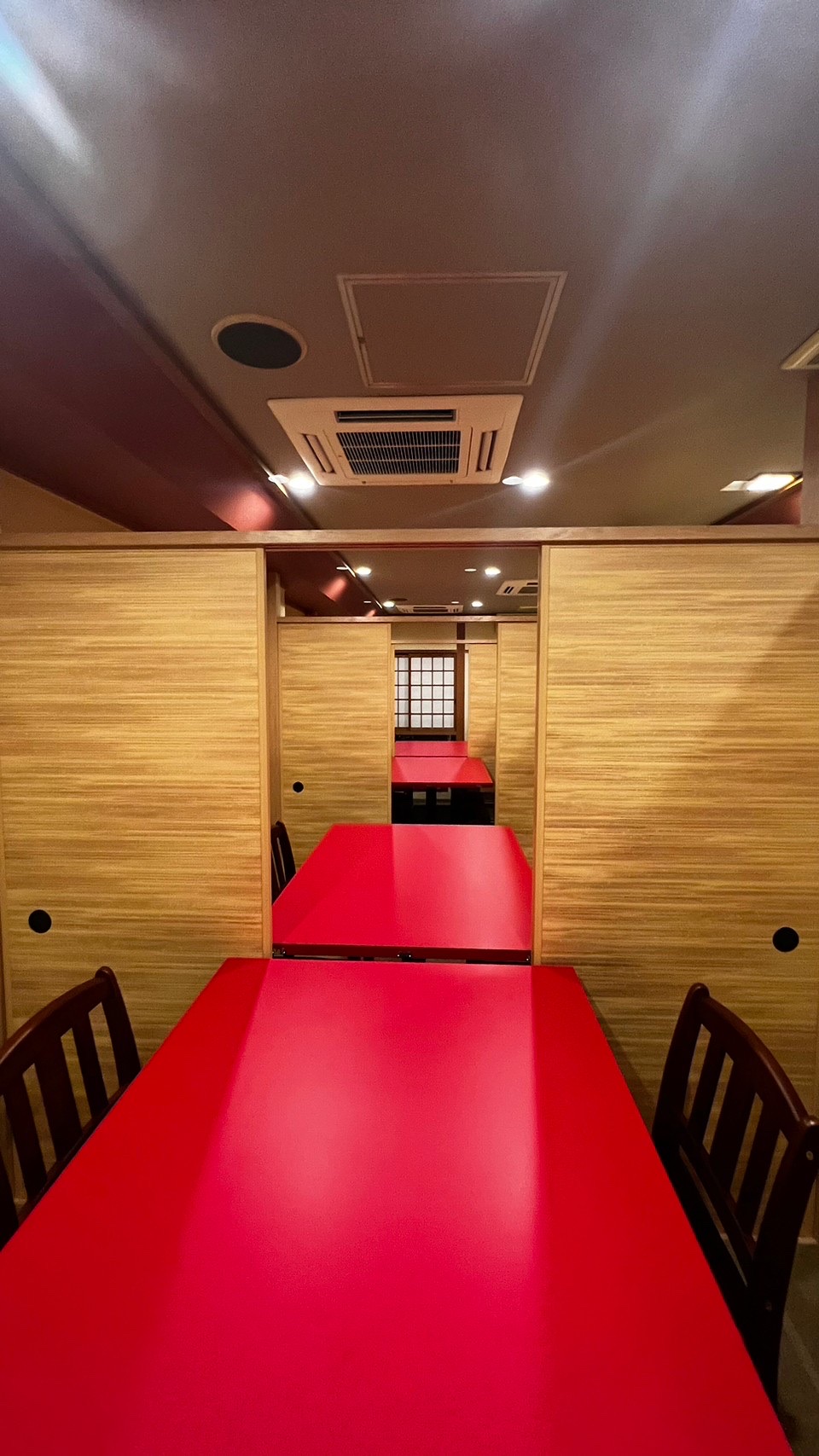 大広間に仕切りを設け、集客を増やせる店舗リフォーム