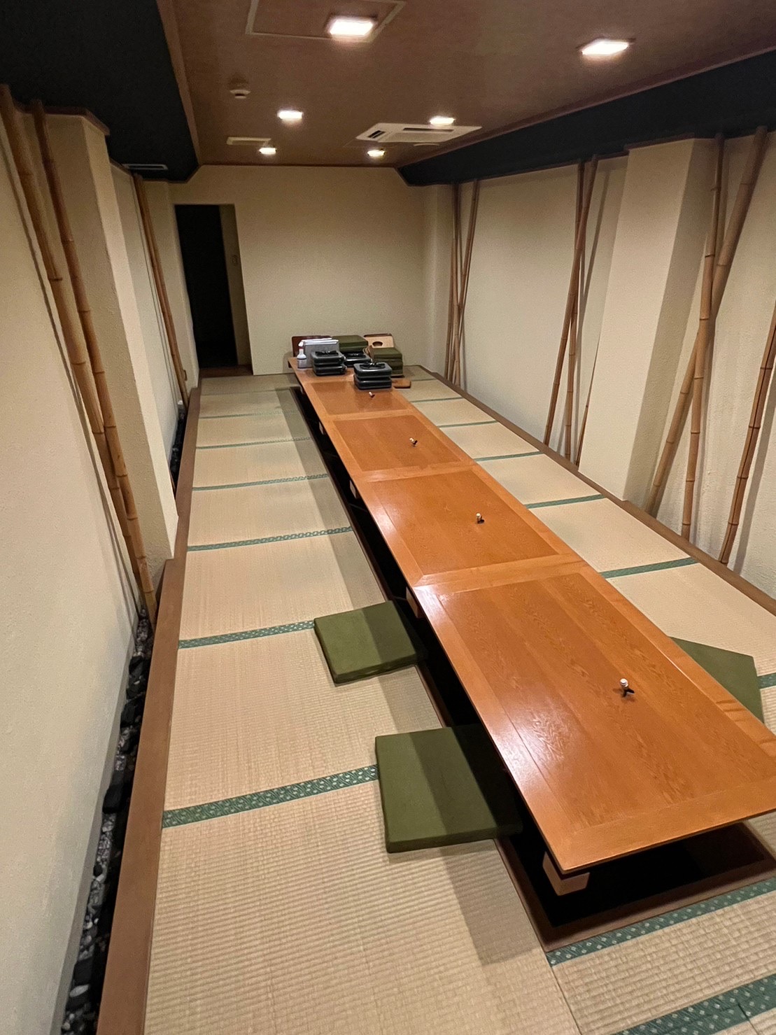 大広間に仕切りを設け、集客を増やせる店舗リフォーム