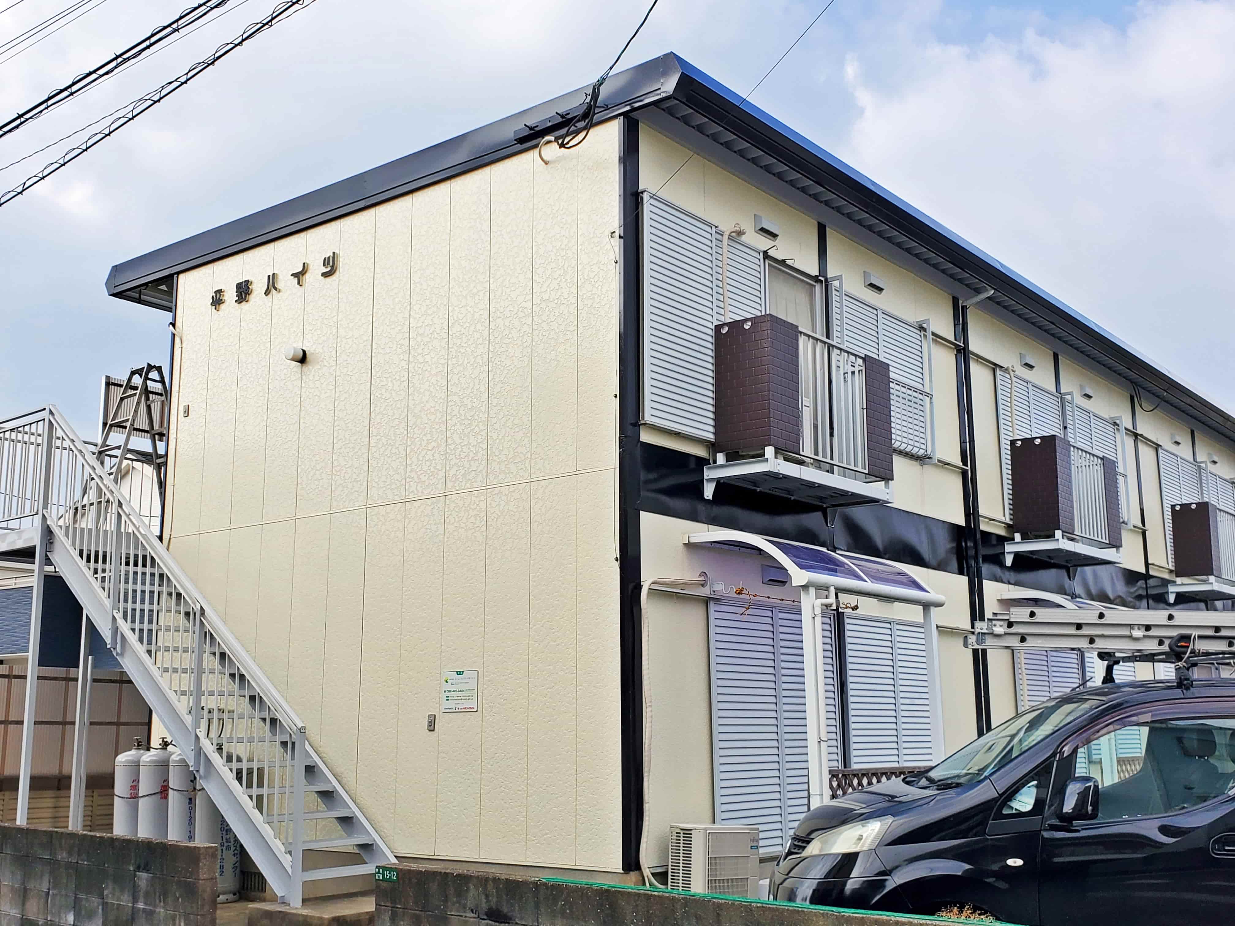 築45年賃貸アパートの板金屋根、部分改修及び全体のガラス塗装