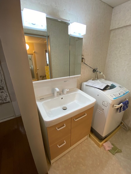 木目調がアクセント！オシャレな洗面化粧台