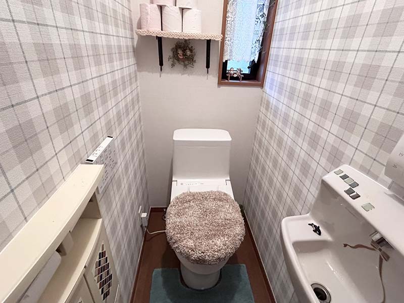 アクセントクロスを貼ってさらに綺麗なトイレ空間に!