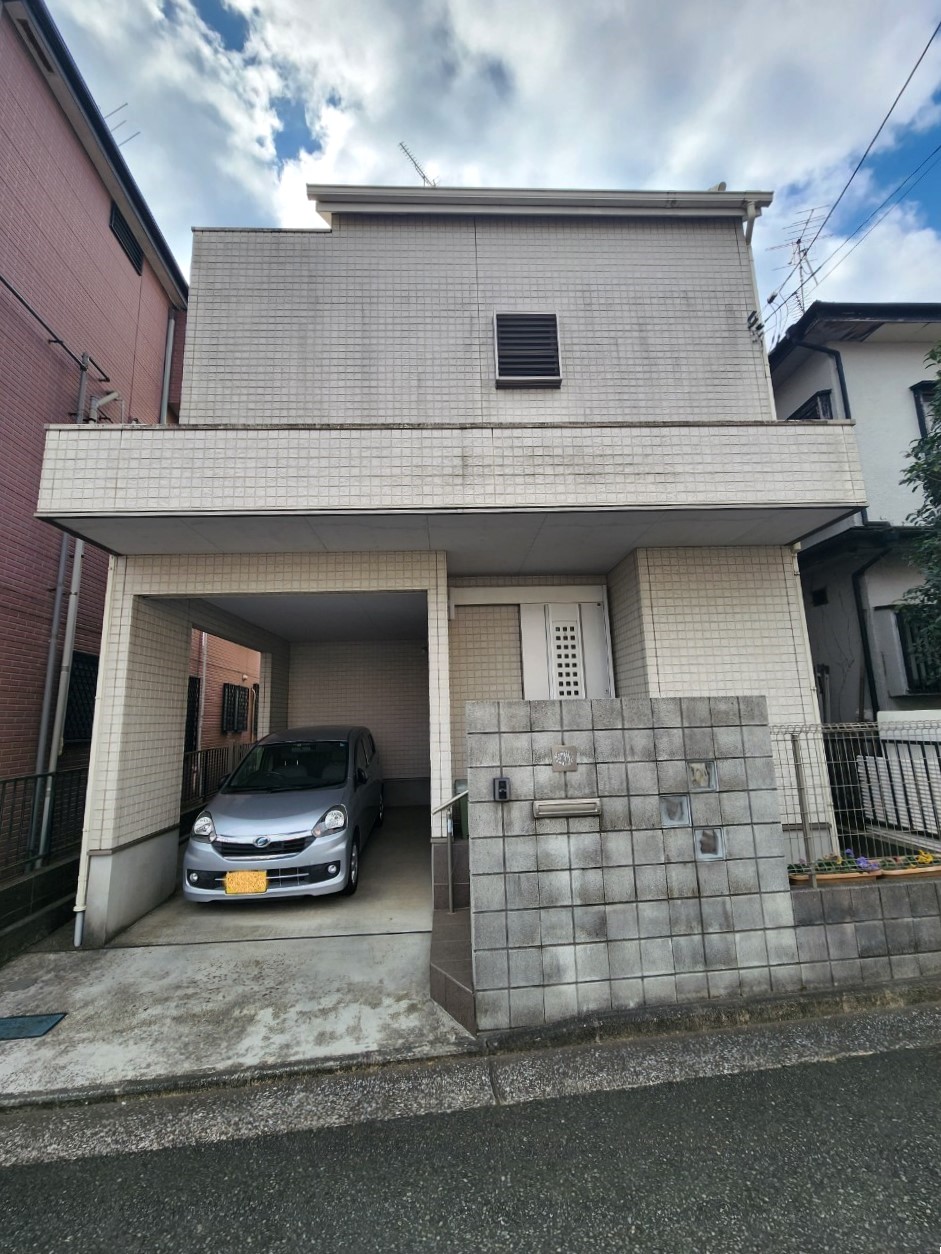 白さ際立つ家