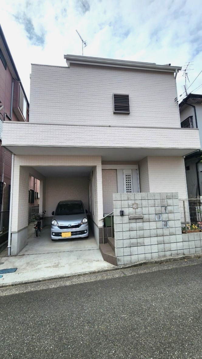 白さ際立つ家