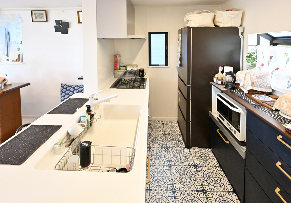 キッチンを対⾯化、それぞれの部屋にテーマを