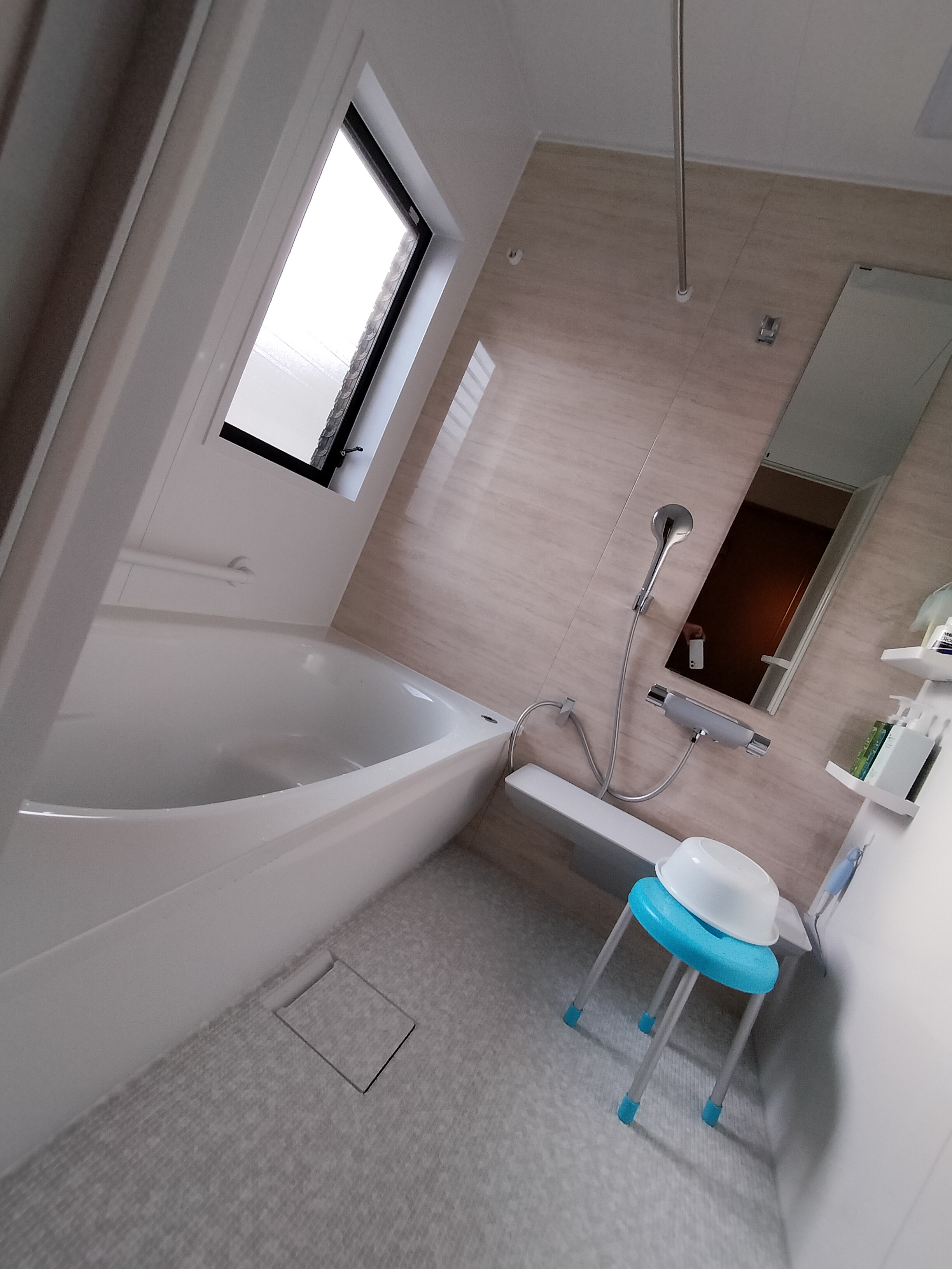 カラッと床ですぐに乾き、クッションがあって冷たさがないのがいいですね。