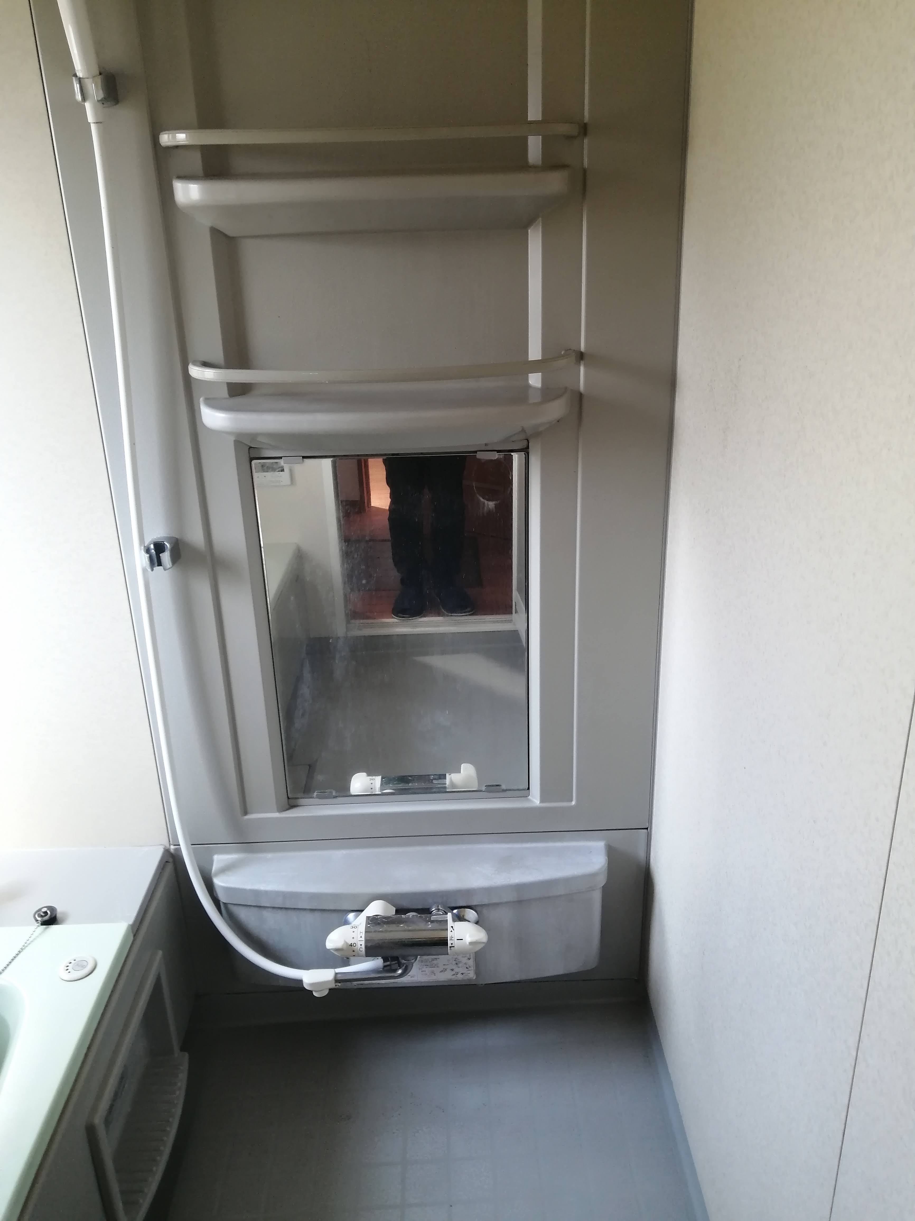 昭和な混合栓がついてます。掃除が行き届かず、細部の汚れが取れない状態でした。