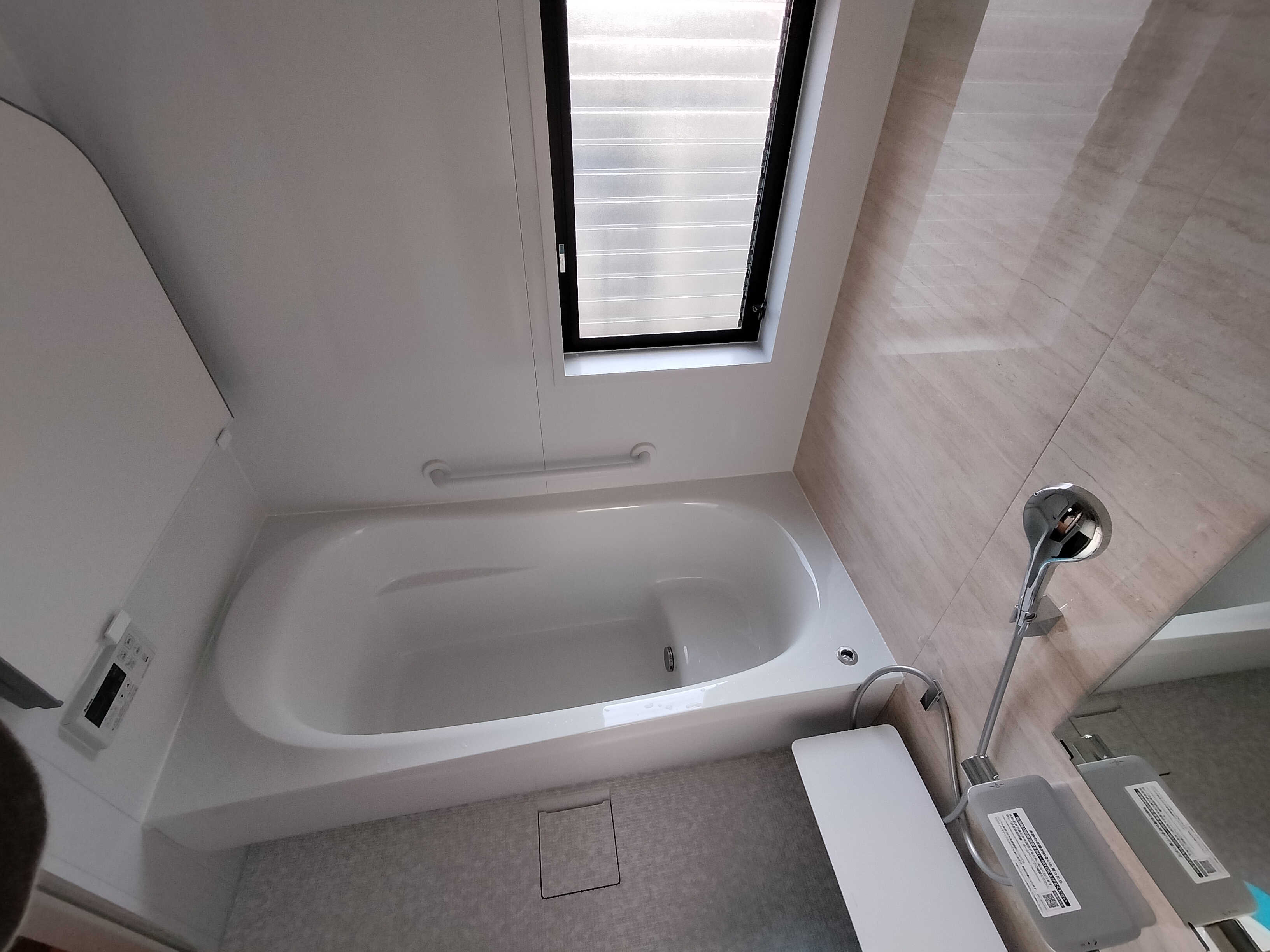 段付き、冷めない浴槽でゆっくり足も伸ばせるのに、湯量が少なく省エネです。