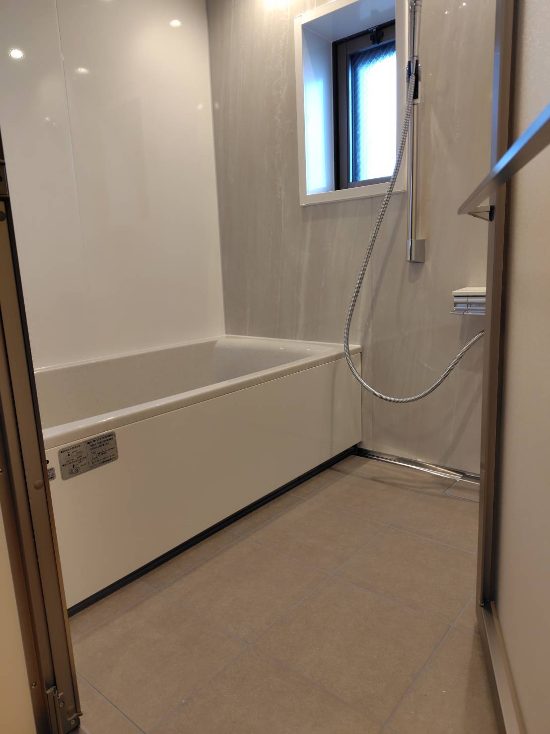 グランスパ1418
ドアと浴槽、グレー
カームグレー、ジオマーブルアイボリー