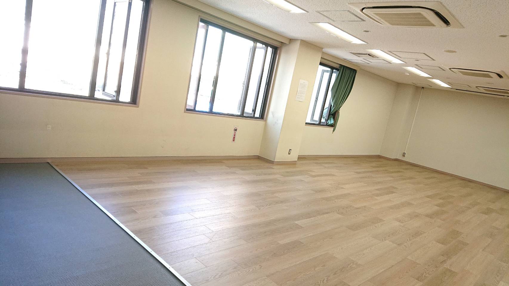 古いフローリングの会議室