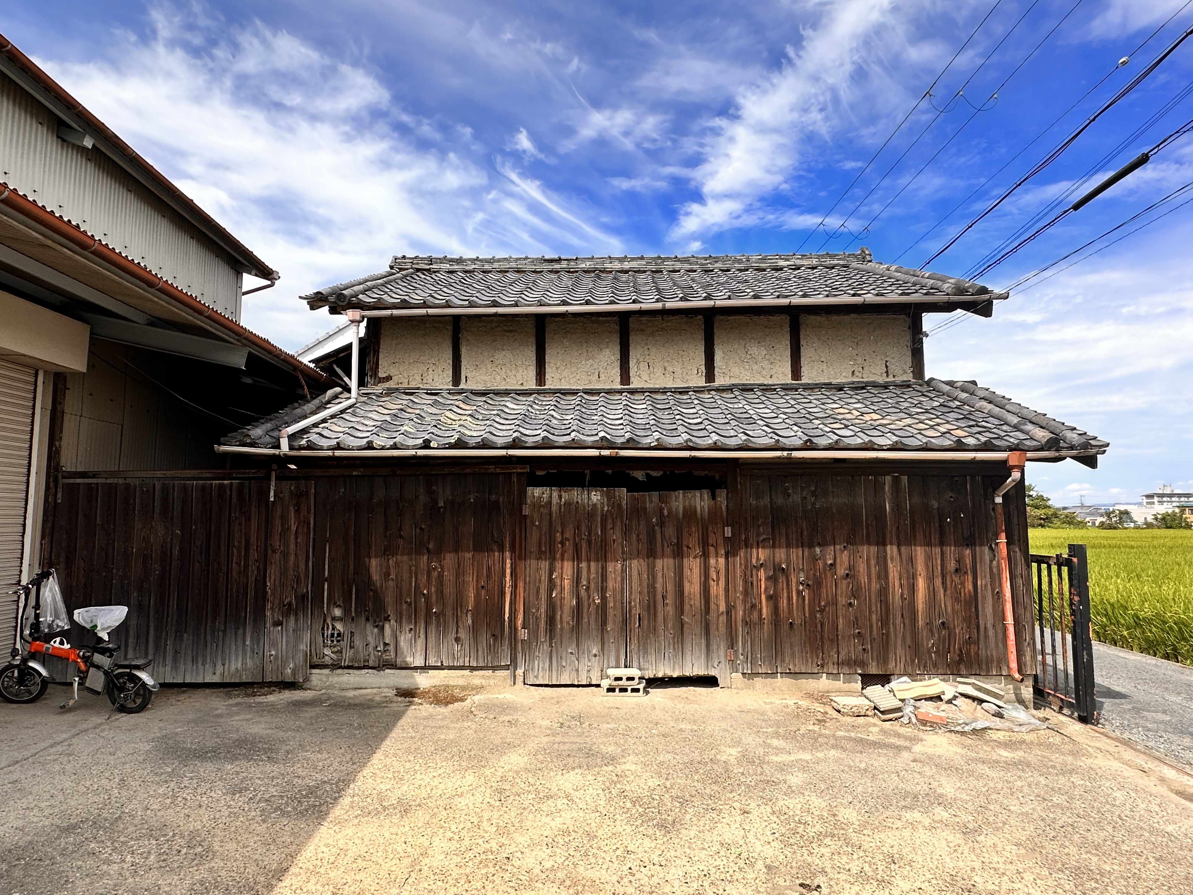 すっきり！古い倉庫を解体、ひろびろ更地に