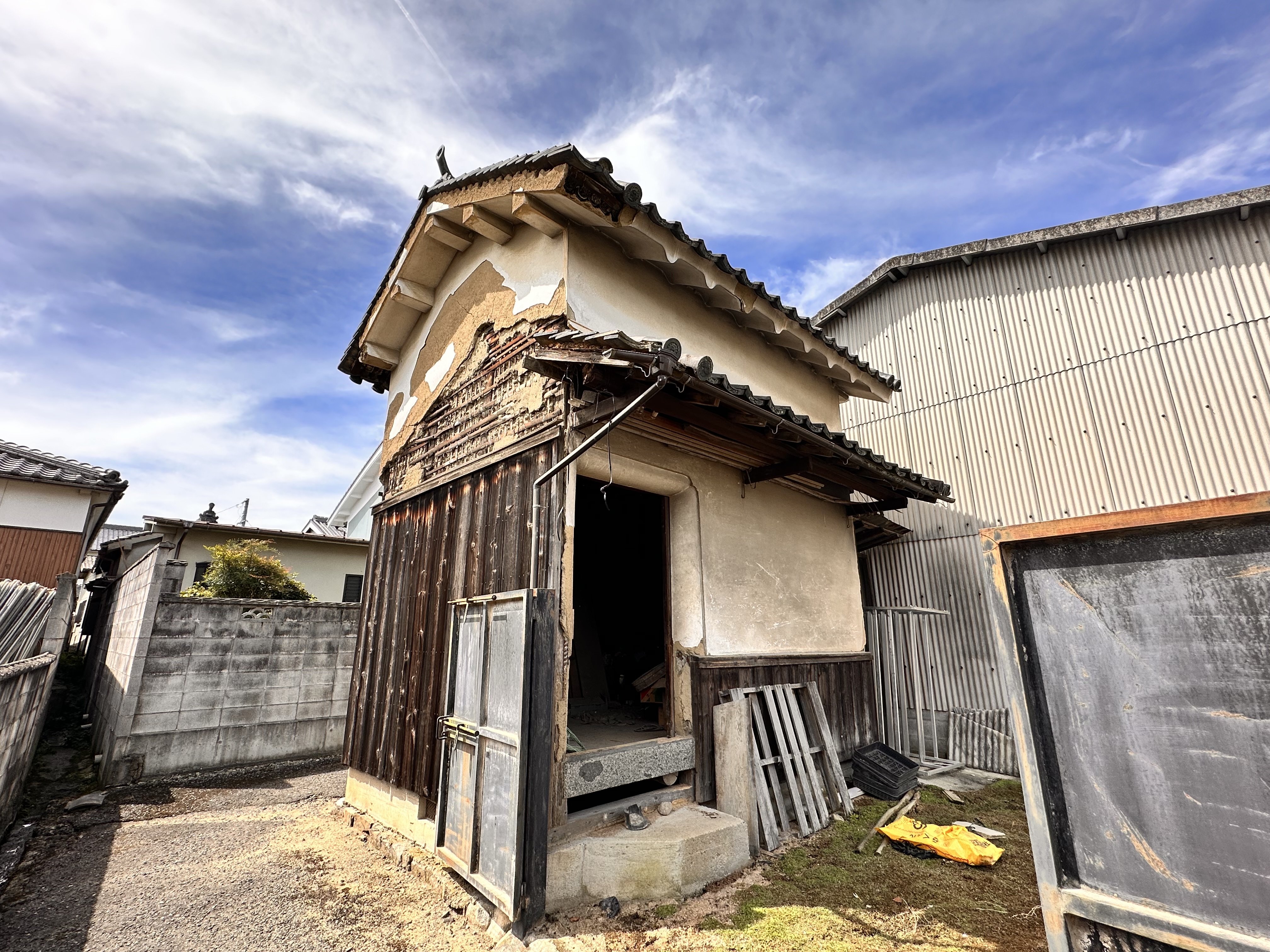 すっきり！古い倉庫を解体、ひろびろ更地に