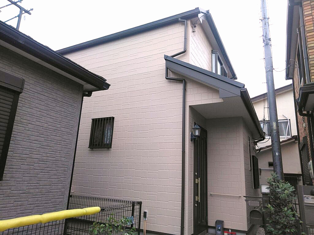 剥離でクレームが出ている屋根材をカバー工法にて解決