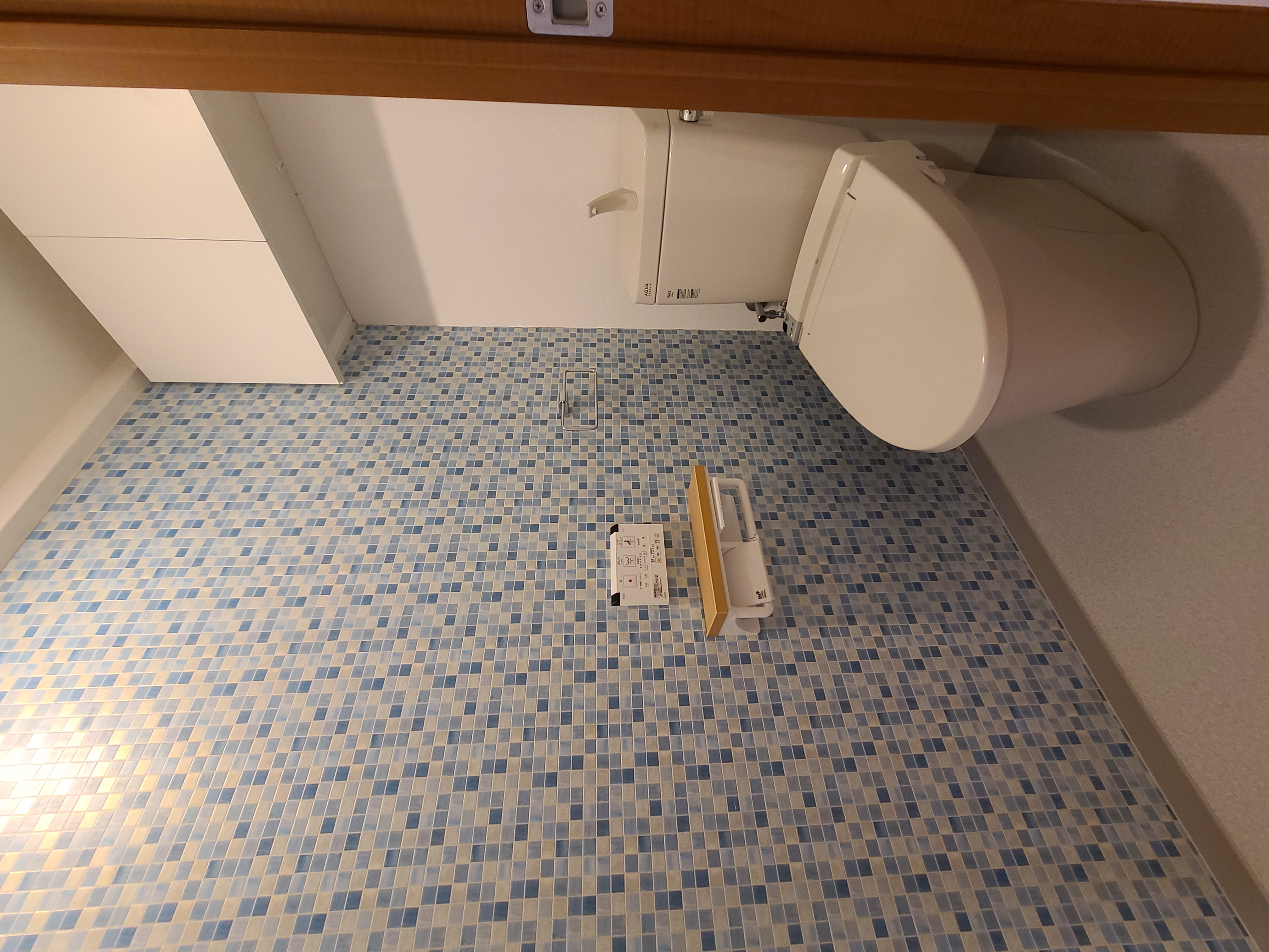 アクセント壁紙を取り入れて明るいトイレ