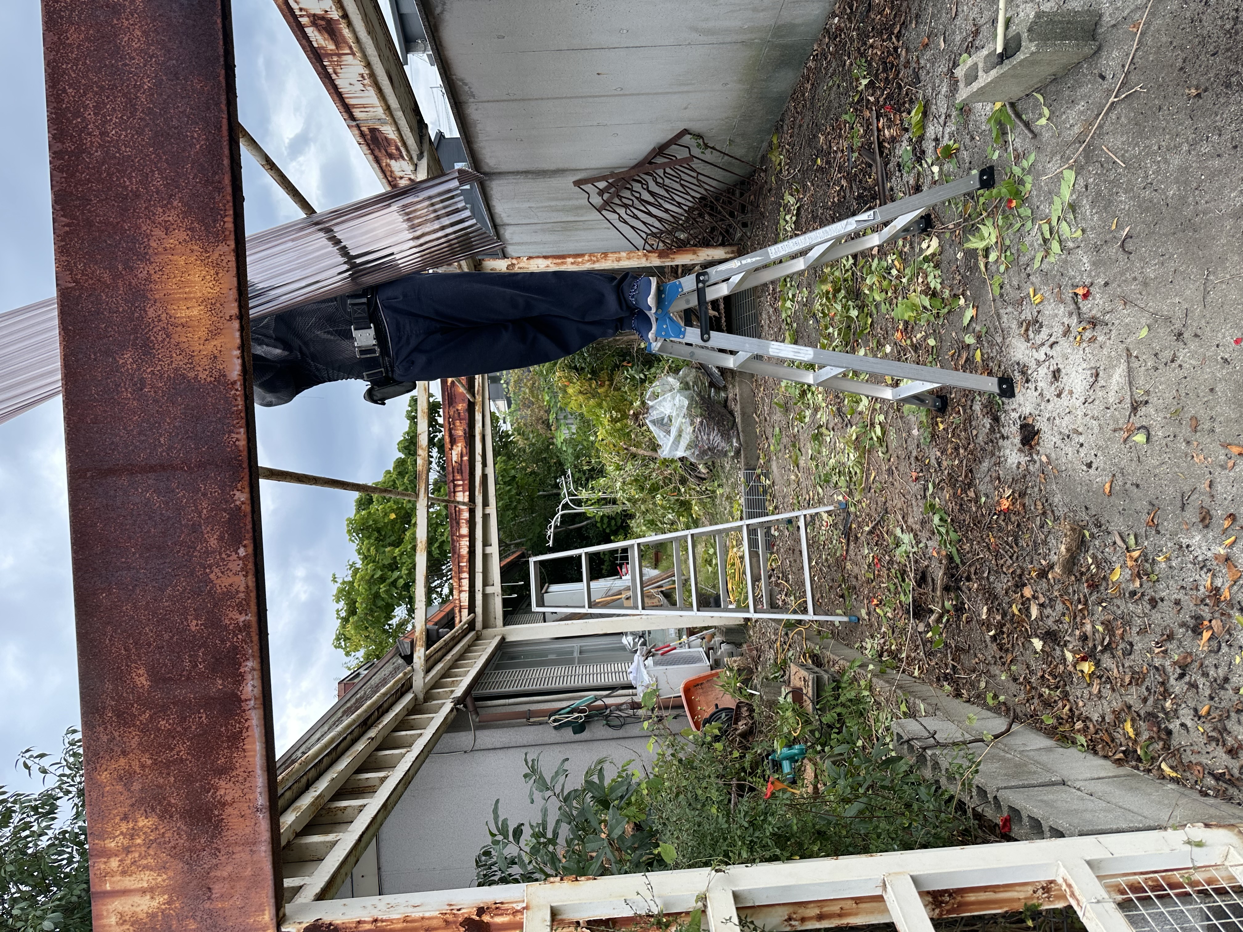 屋根の老朽化により水漏れ多発で、透明板を剥がしました。