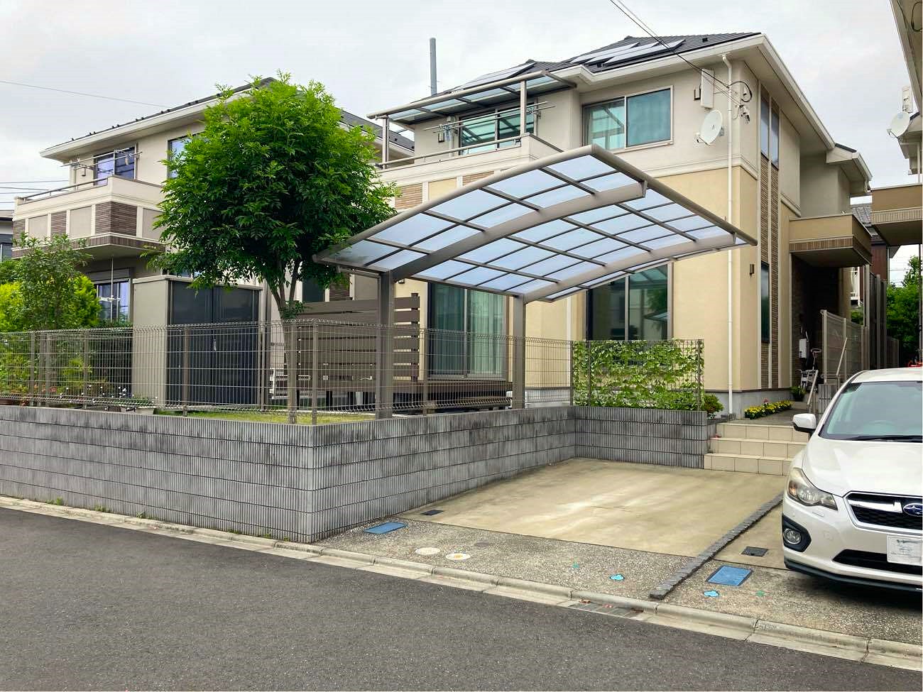 雨や日差しを避けて快適に カーポートと屋根付きウッドデッキ