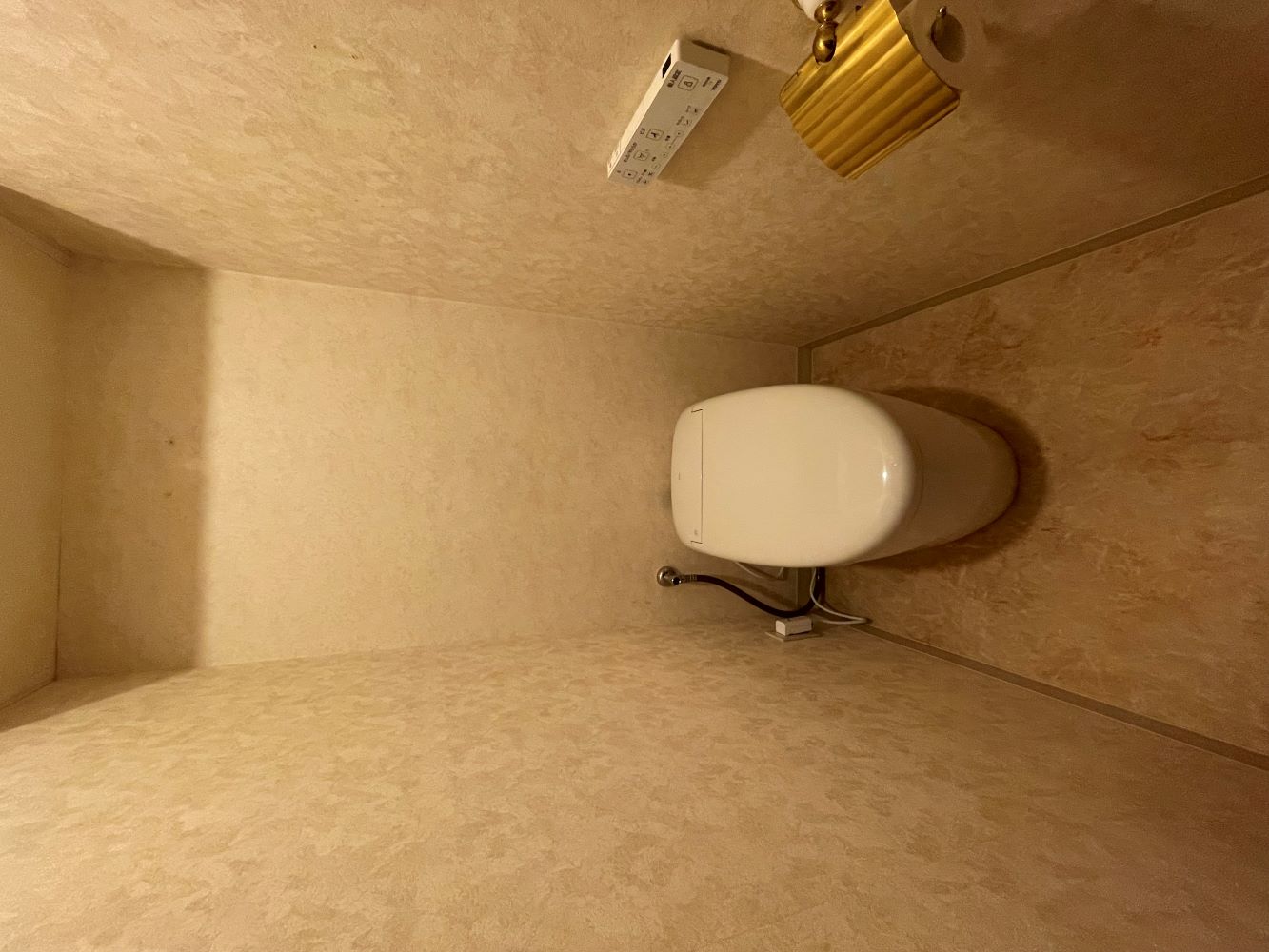 タンクレスでスッキリ　トイレリフォーム