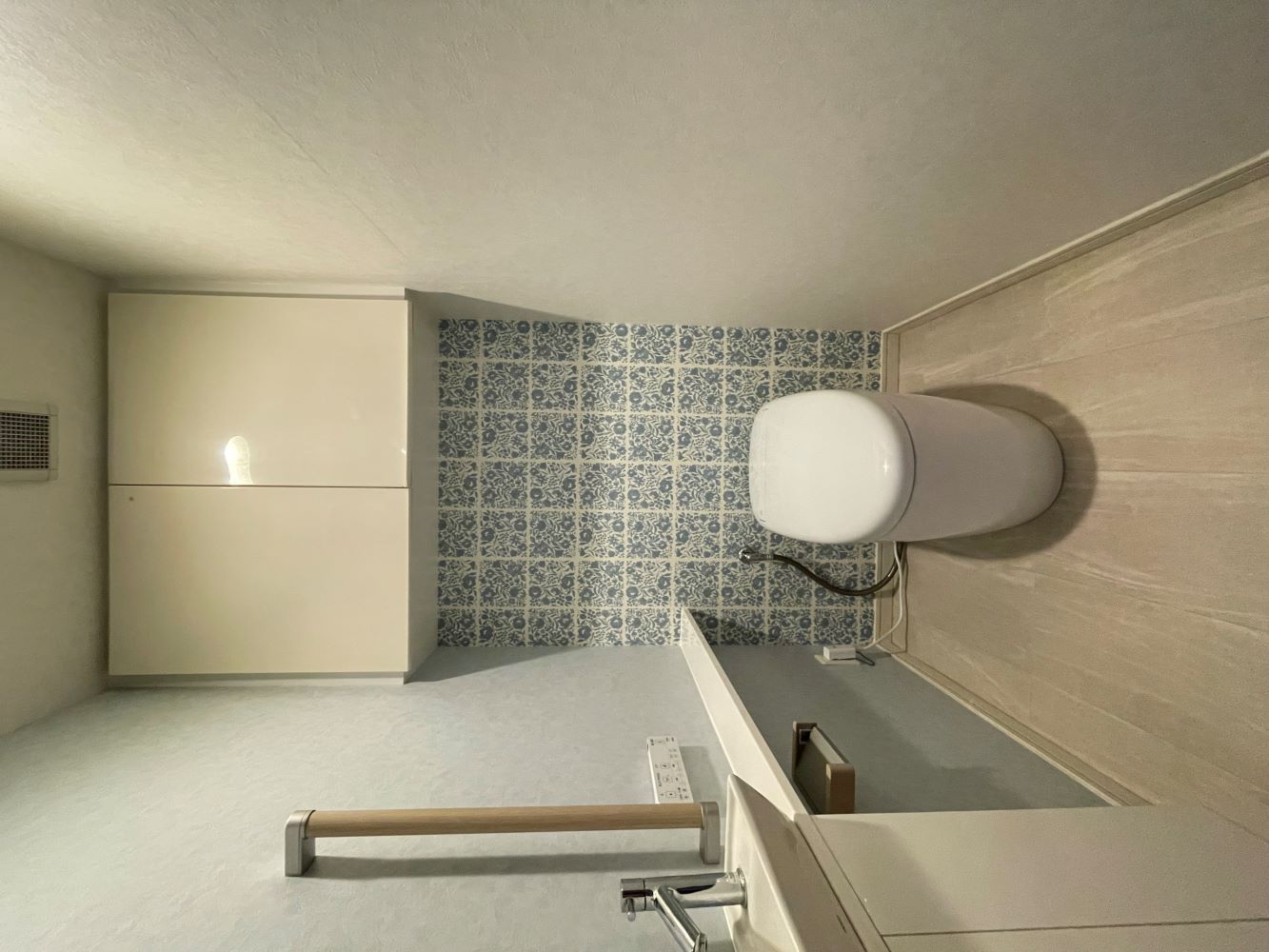 ブルーのアクセントが鮮やか！トイレリフォーム