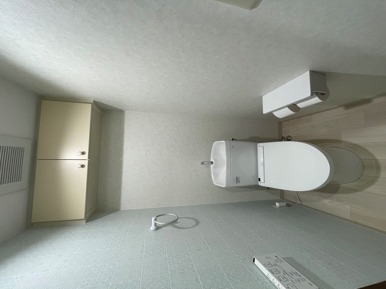 内装の貼り替えで爽やかに！トイレリフォーム