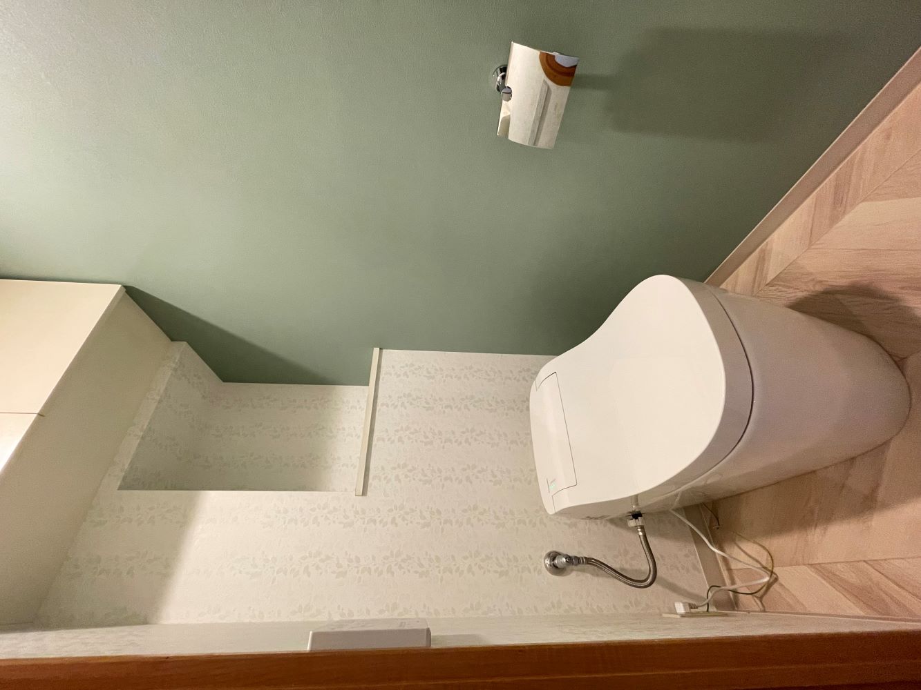 グリーンのアクセントが鮮やか！トイレリフォーム