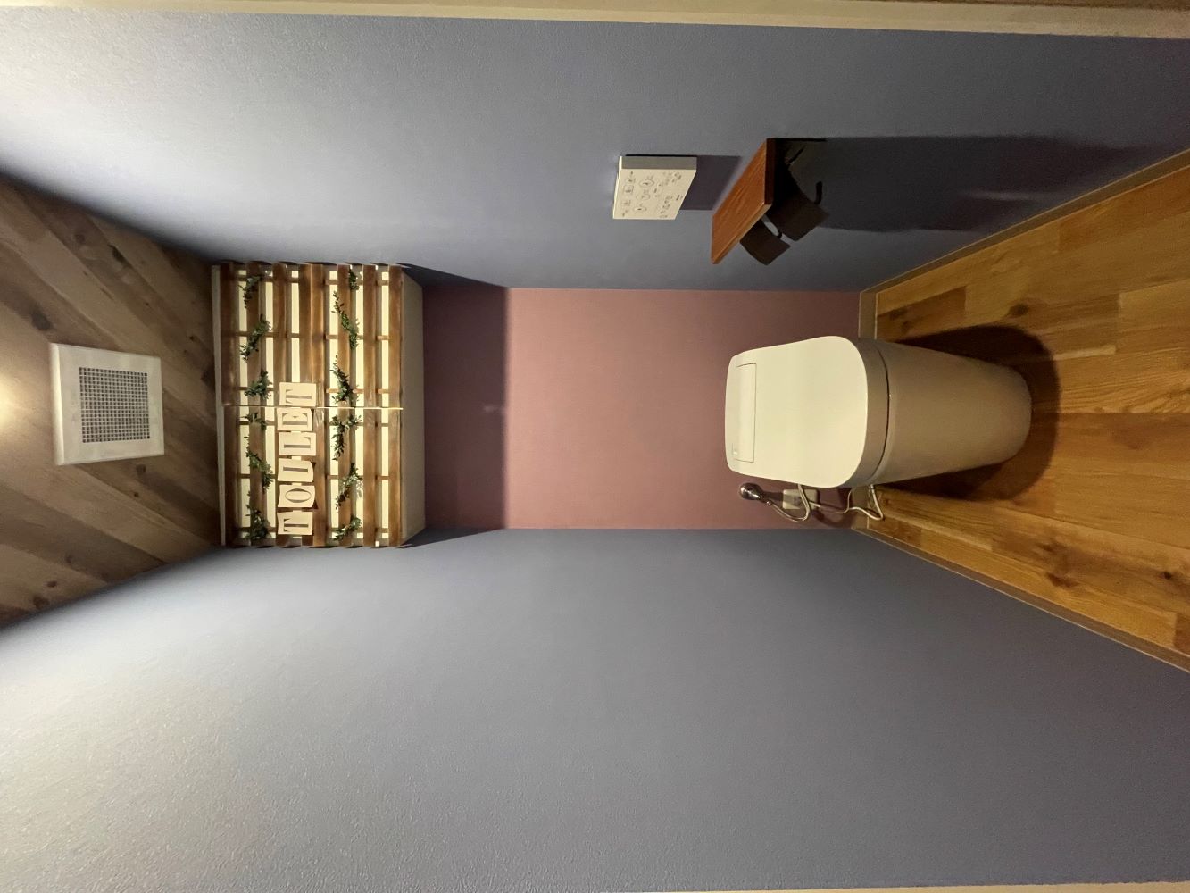 内装を貼り替えて以前とは違う雰囲気に！トイレリフォーム