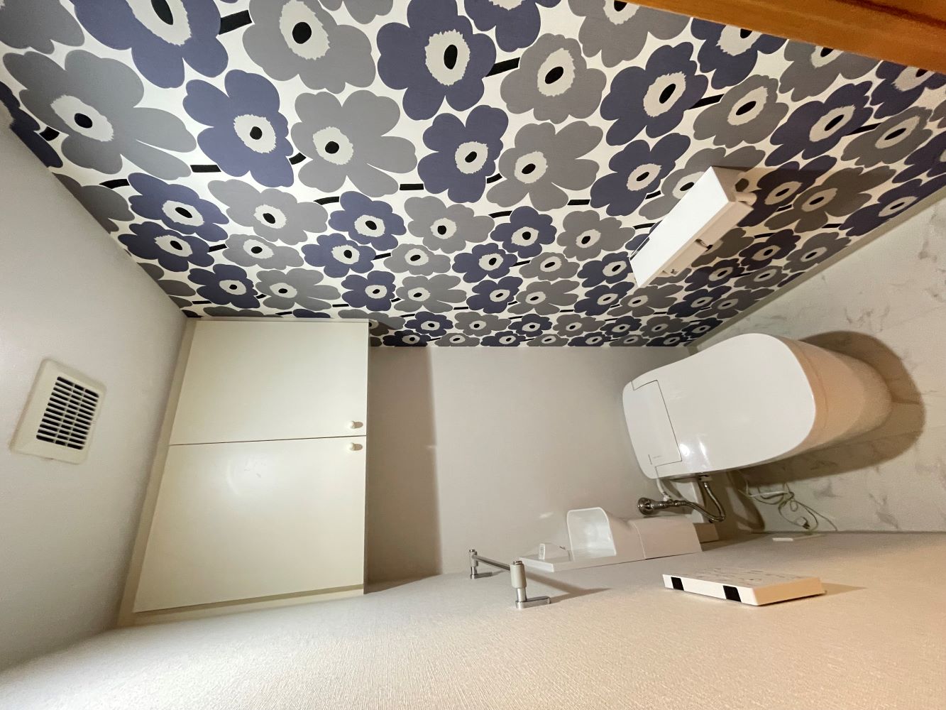 マリメッコ柄で華やかに！トイレリフォーム