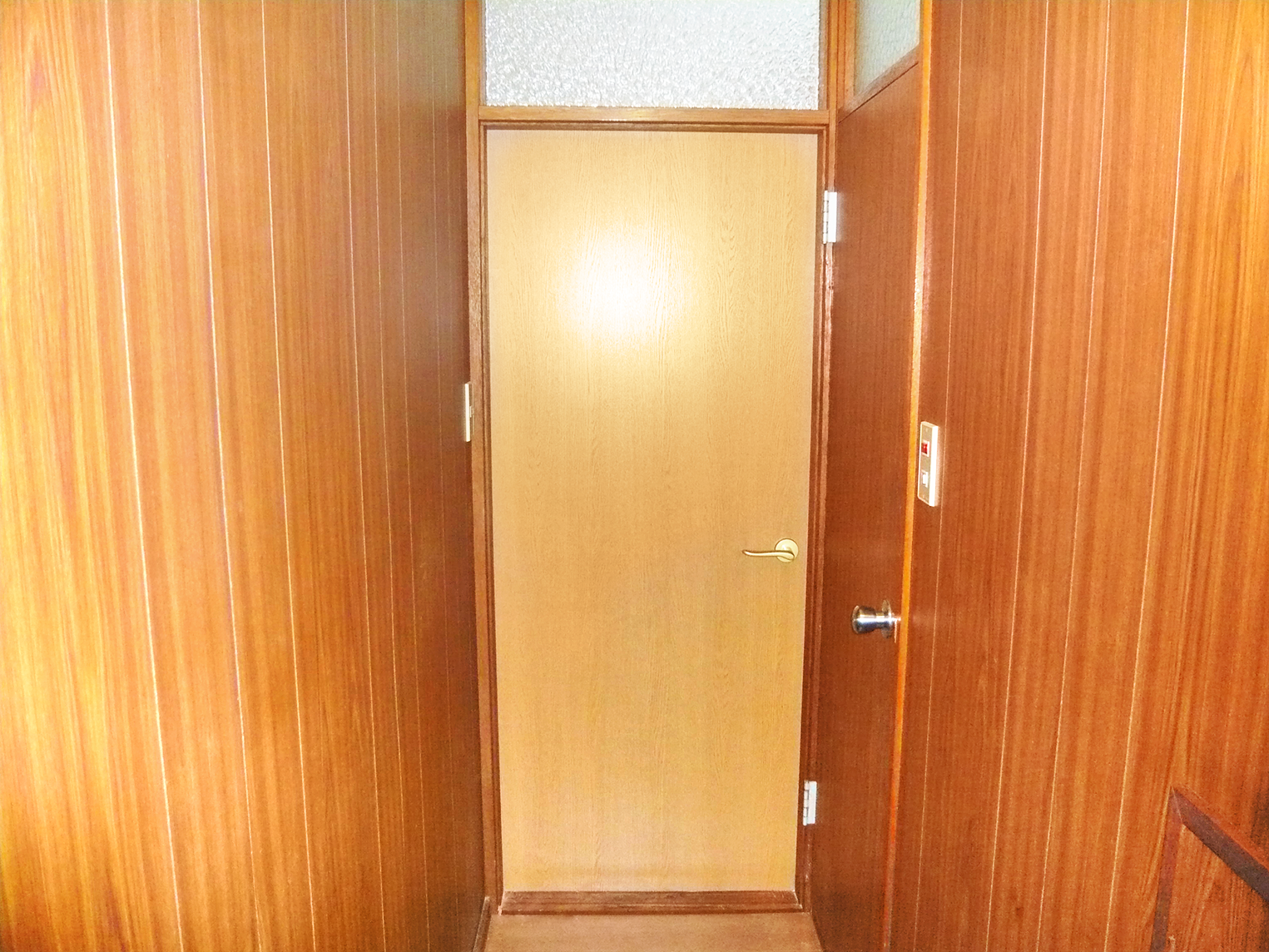 ゴールドハンドルでおしゃれな仕上がりに！建具交換リフォーム。
