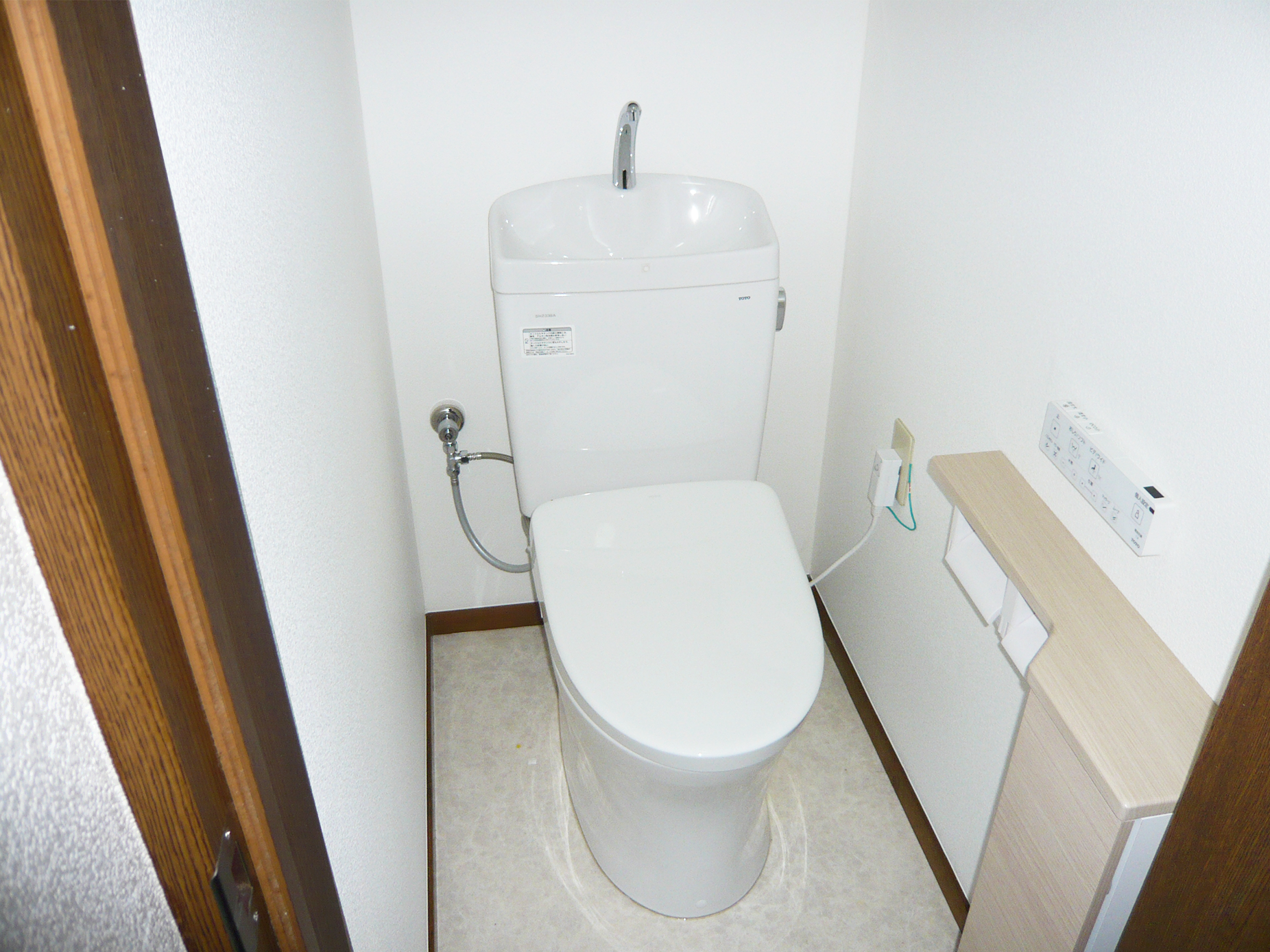 TOTOピュアレストで快適トイレ空間！収納棚の新設も実現。