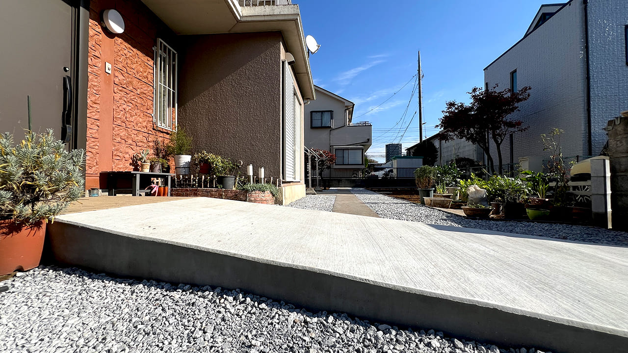 埼玉県草加市 玄関アプローチは土間コンクリートのスロープ