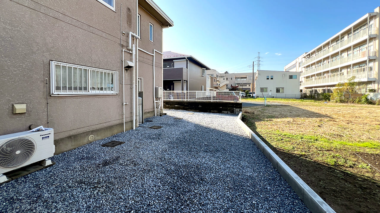 埼玉県草加市 家周りの雑草対策は防草シートと砂利