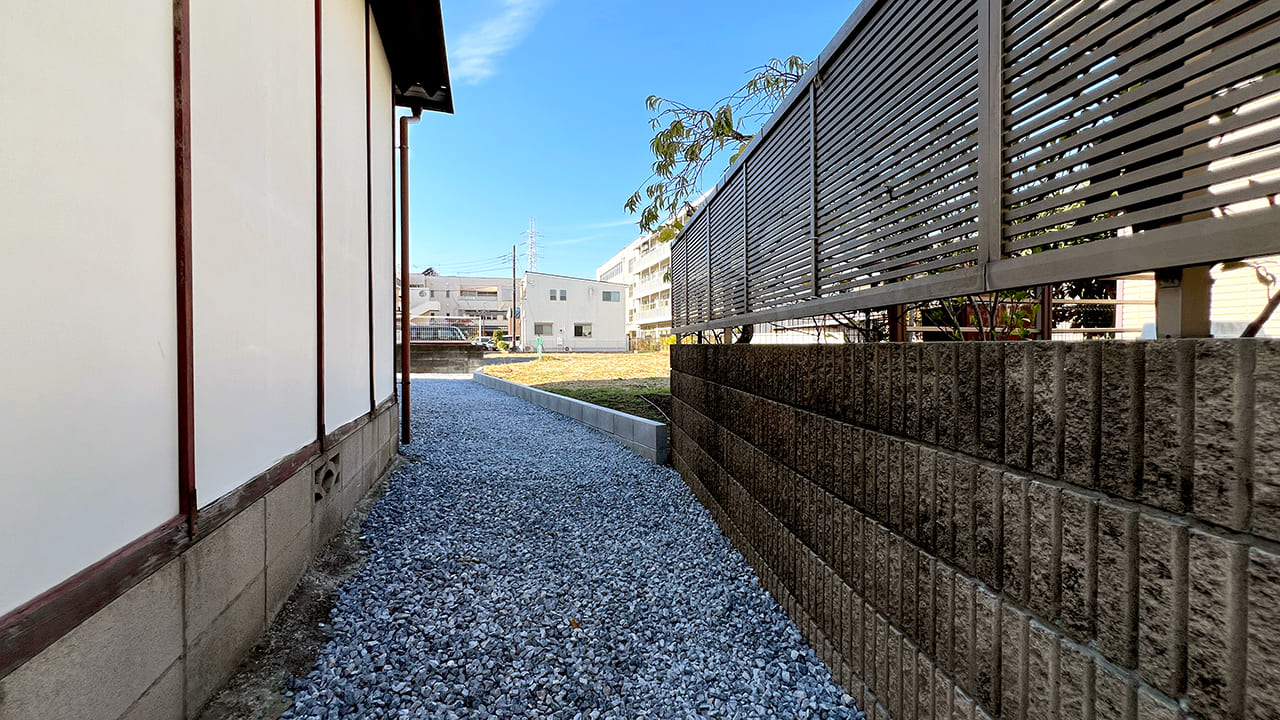 埼玉県草加市 家周りの雑草対策は防草シートと砂利