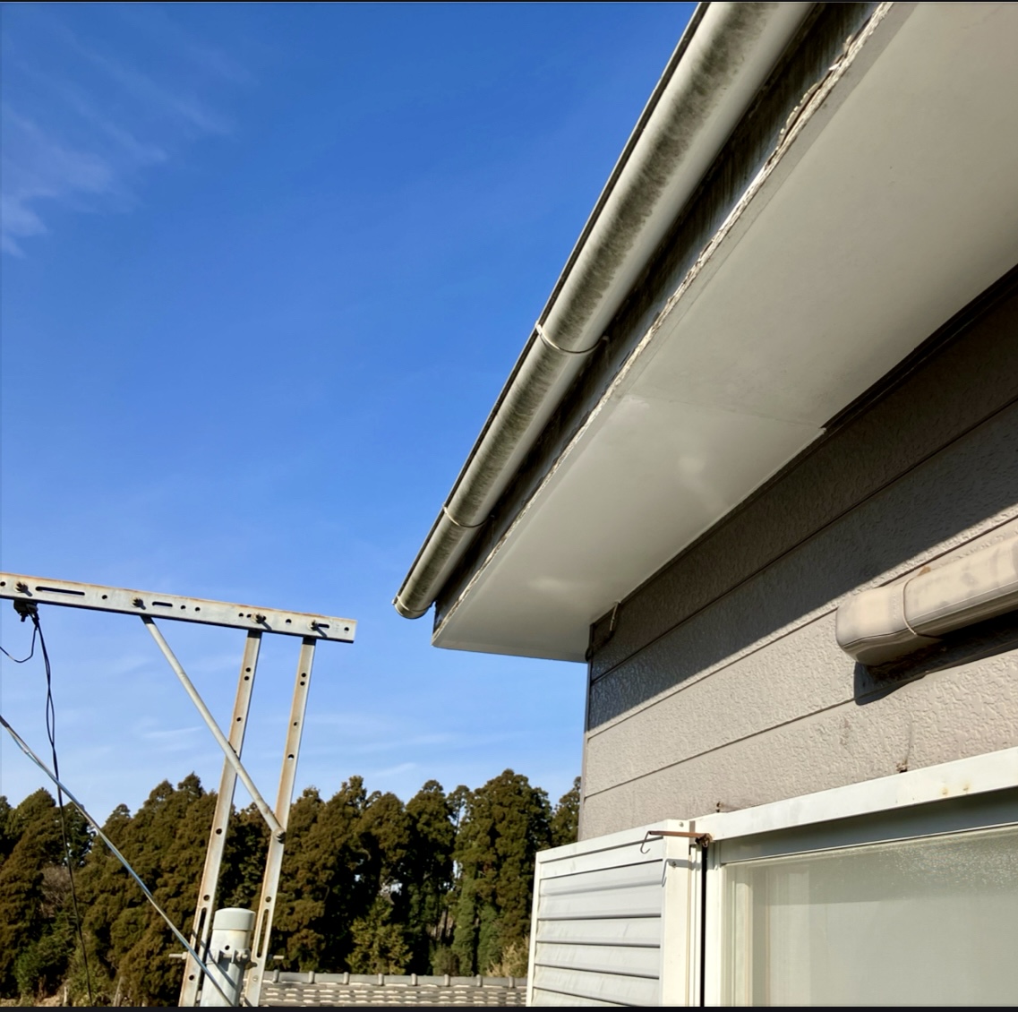 穴が開いてしまっていた外壁、軒天の補修工事