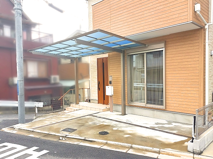 玄関ドアや掃出し窓を考慮したカーポート設置
