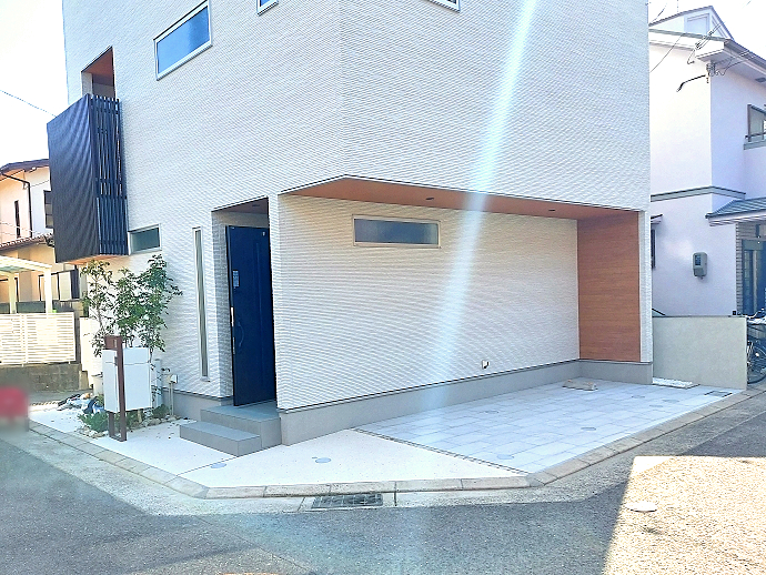 建物とのバランスを考え白色を基調としたモダン新築外構
