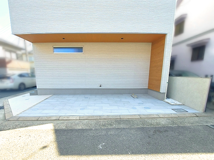 建物とのバランスを考え白色を基調としたモダン新築外構
