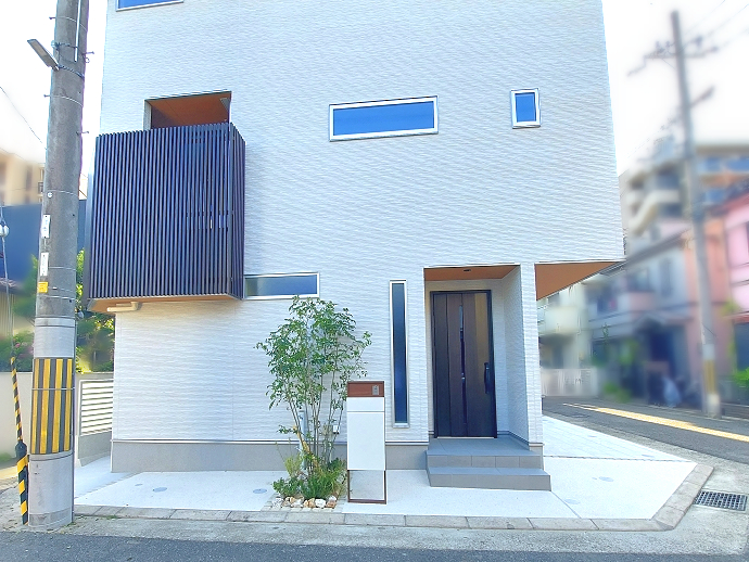 建物とのバランスを考え白色を基調としたモダン新築外構