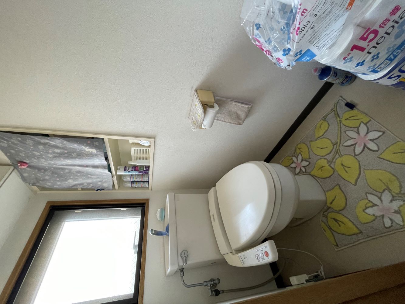 北欧風壁紙のトイレ