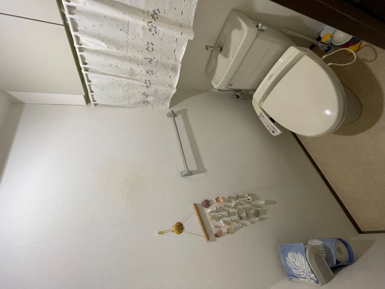 レンガ柄が目を引く！トイレリフォーム