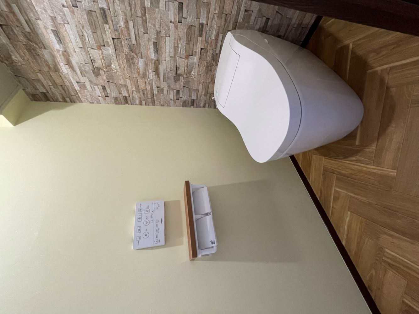 レンガ柄が目を引く！トイレリフォーム