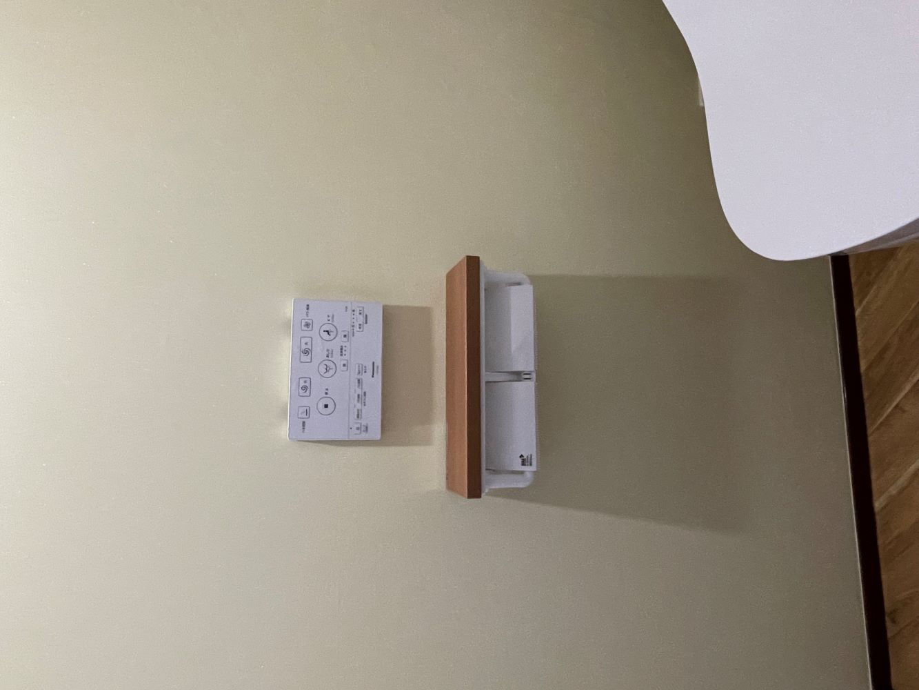 レンガ柄が目を引く！トイレリフォーム