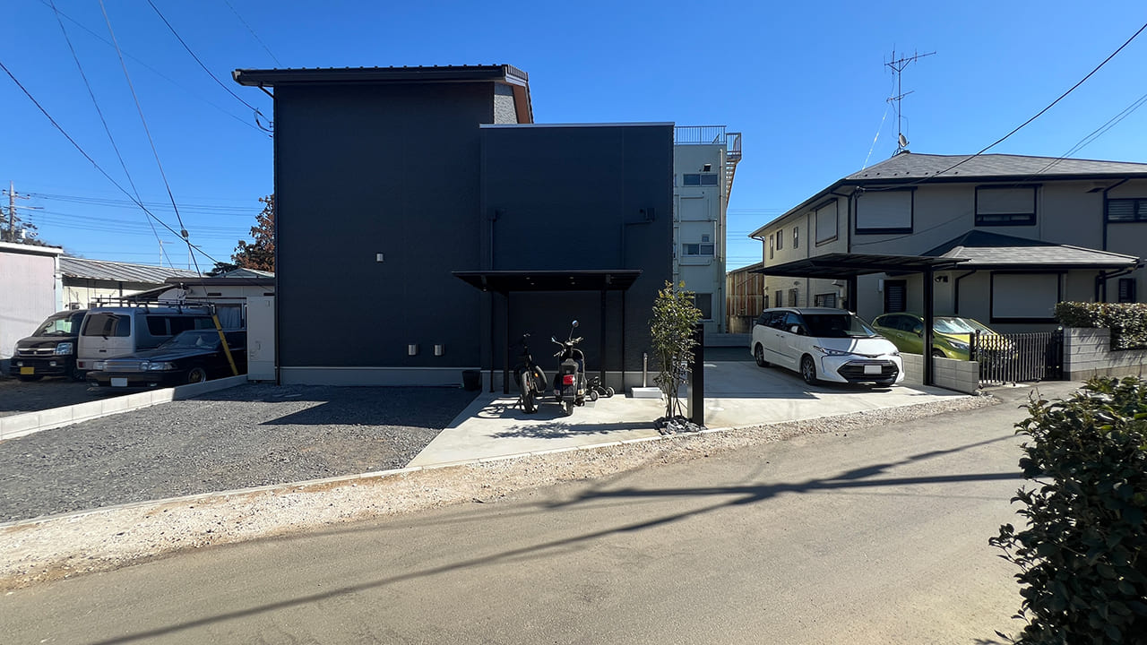埼玉県さいたま市見沼区 黒系のシンプルモダンオープン外構