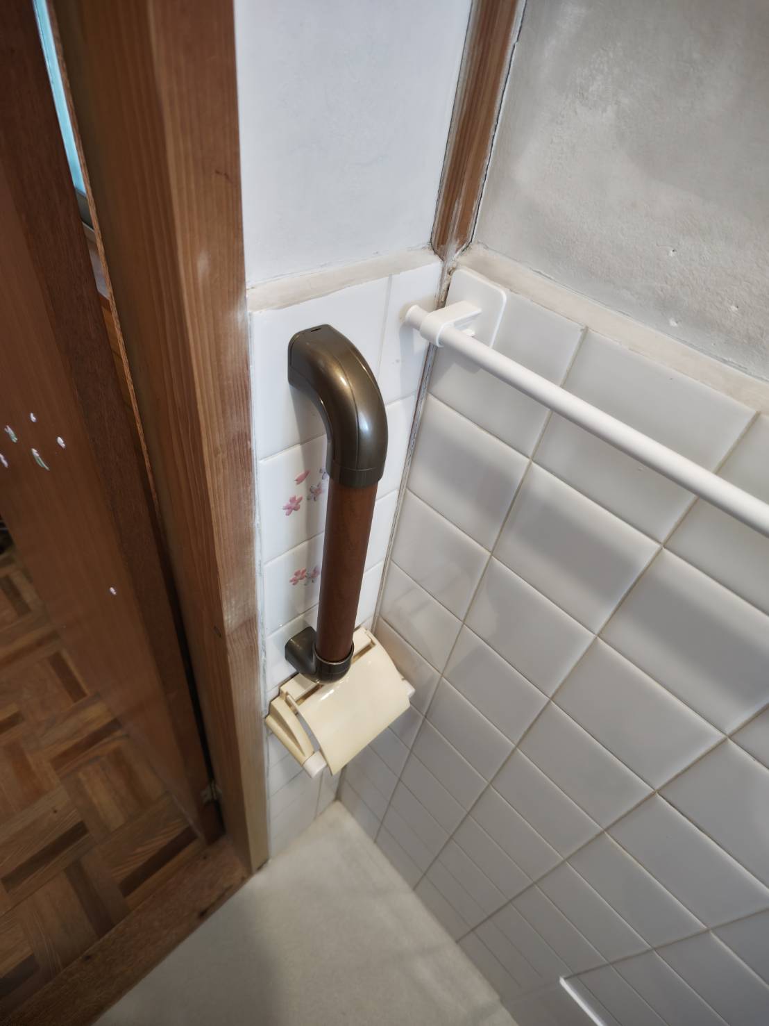 介護リフォームで手すり取付けと和式から洋式トイレへ