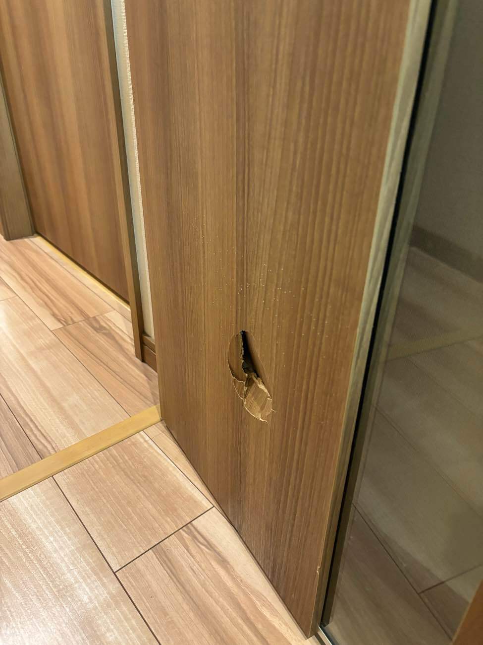 壁穴補修及び建具交換工事