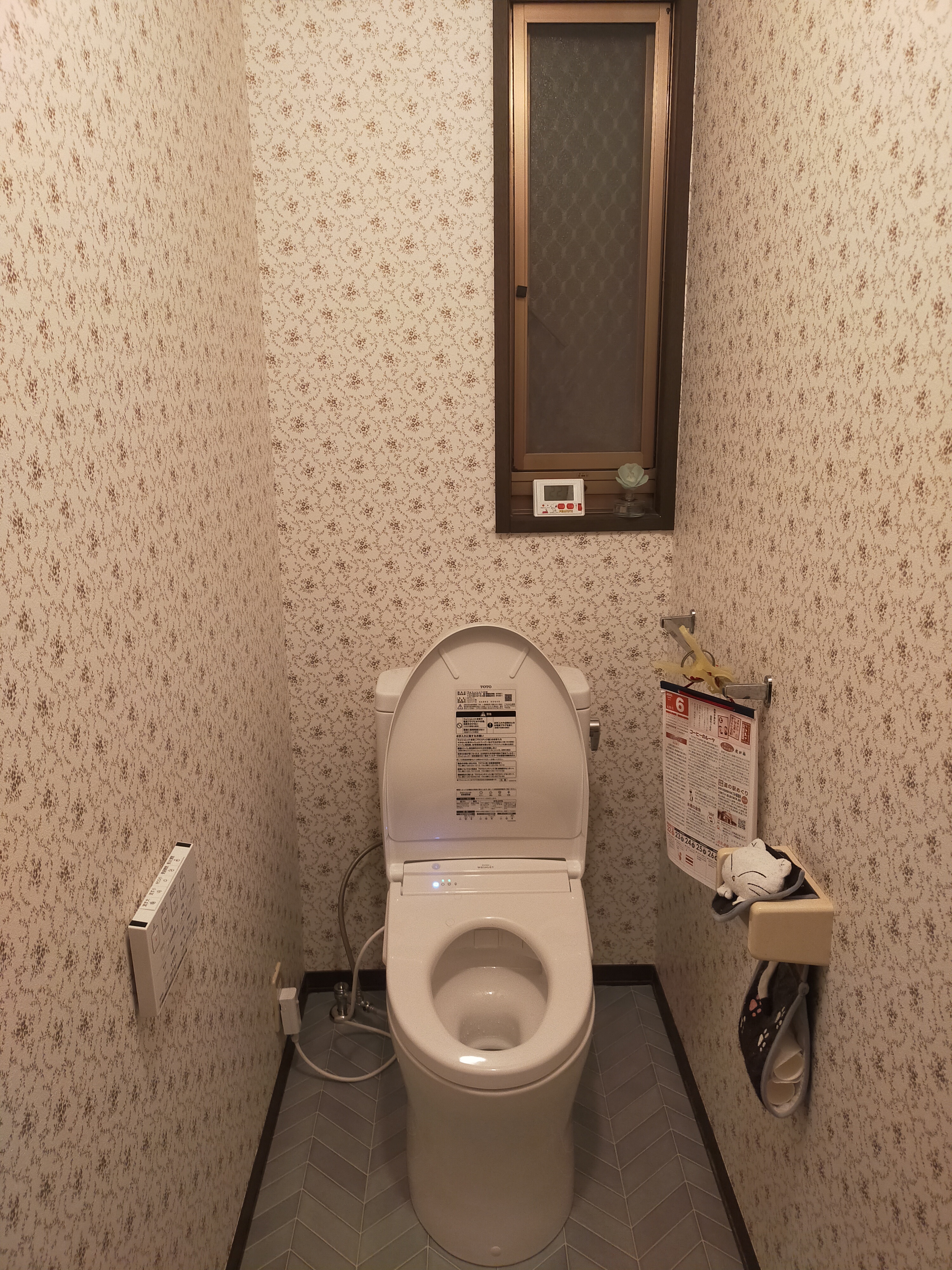 センサーに反応し、トイレの蓋が自動で開いたところです。開閉の時間も長短2段階で設定できます。