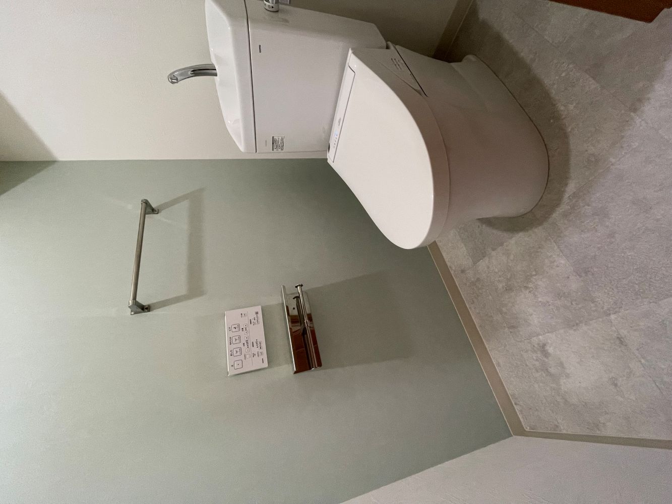 グリーンのアクセントが爽やか！トイレリフォーム