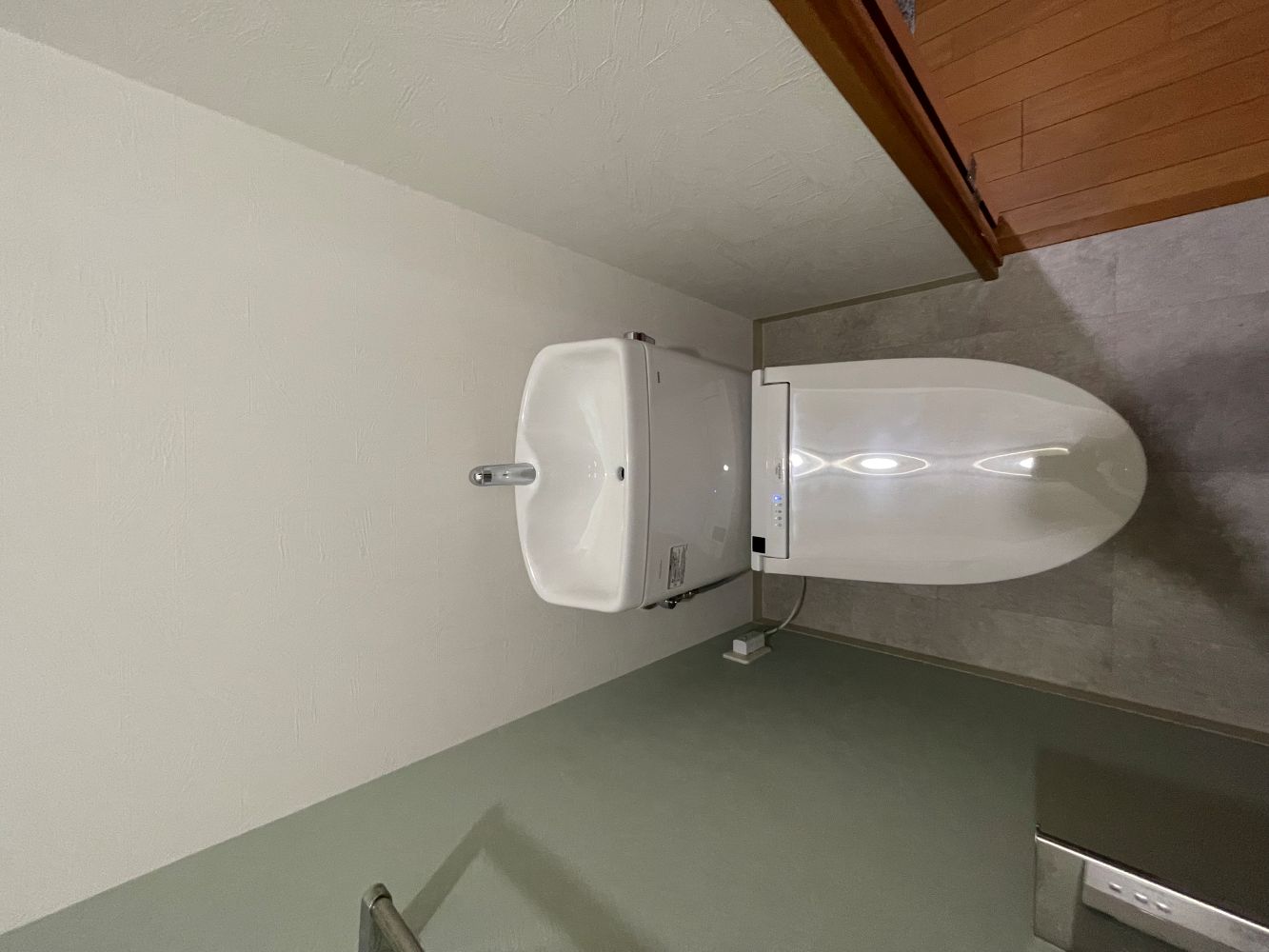 グリーンのアクセントが爽やか！トイレリフォーム