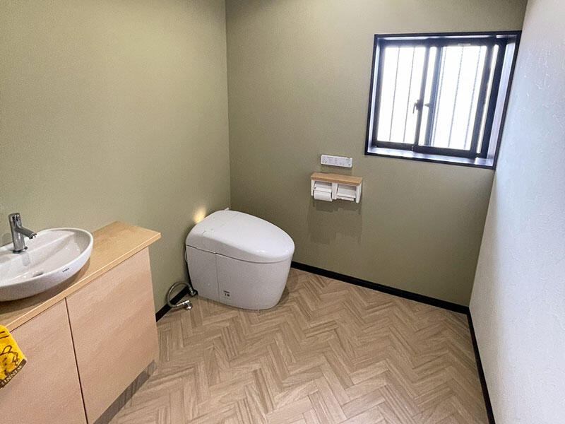 ナチュラルカラーで落ち着くトイレ空間