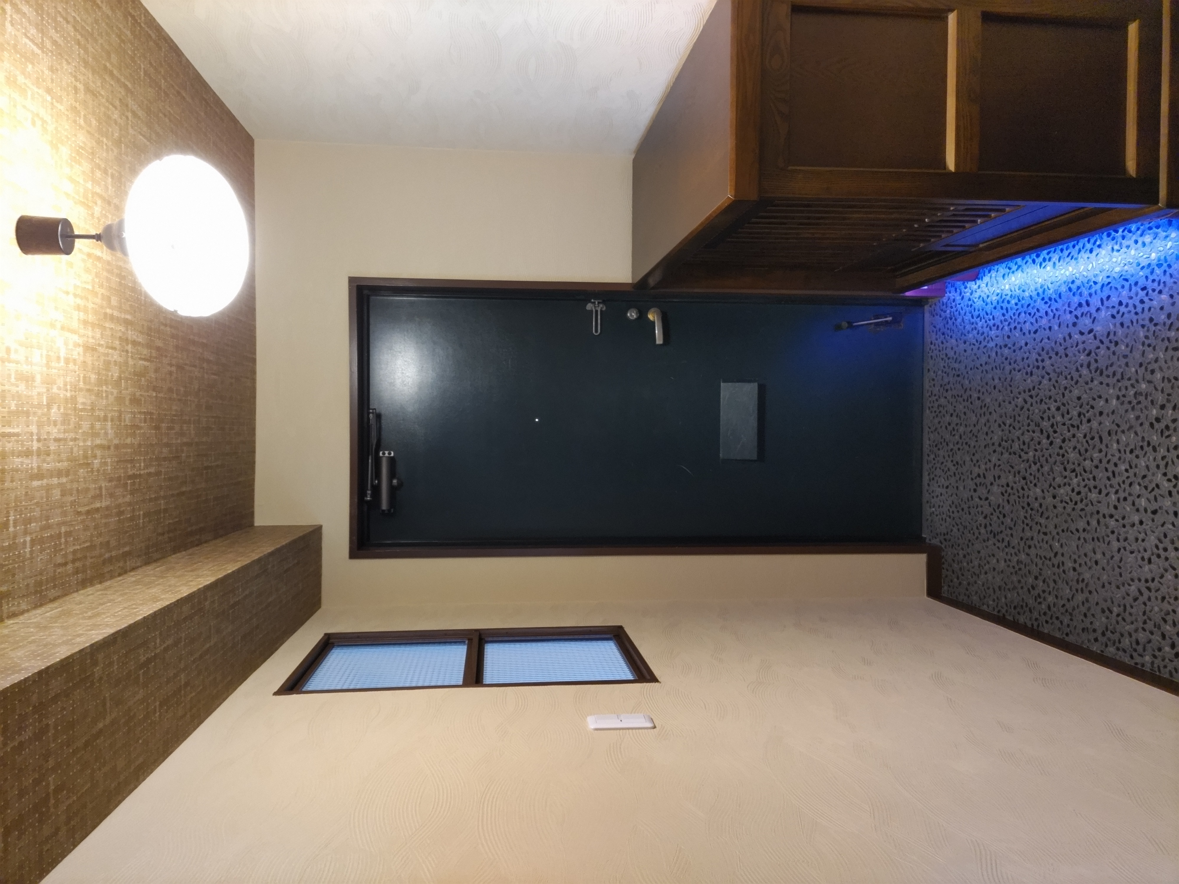 古いマンションの窓を断熱にし、玄関に光が入るリフォーム