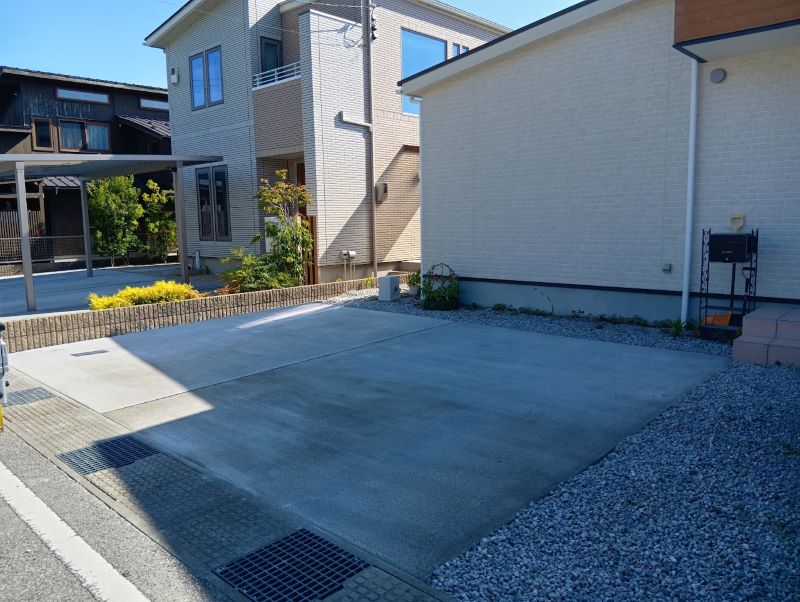 砂利の駐車場をコンクリート舗装で汚れにくくなりました