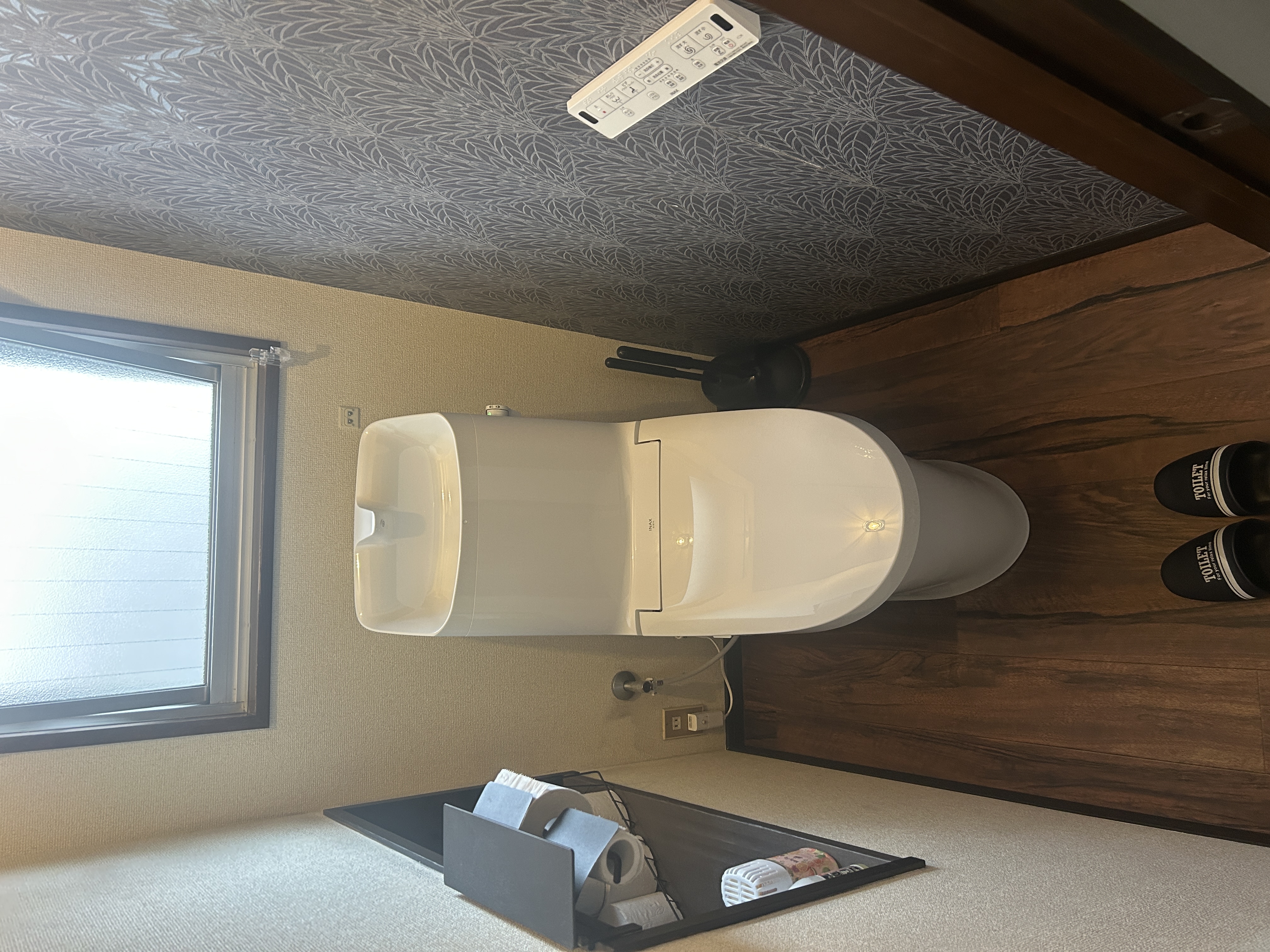 ダークトーンで落ち着きのあるトイレ空間に