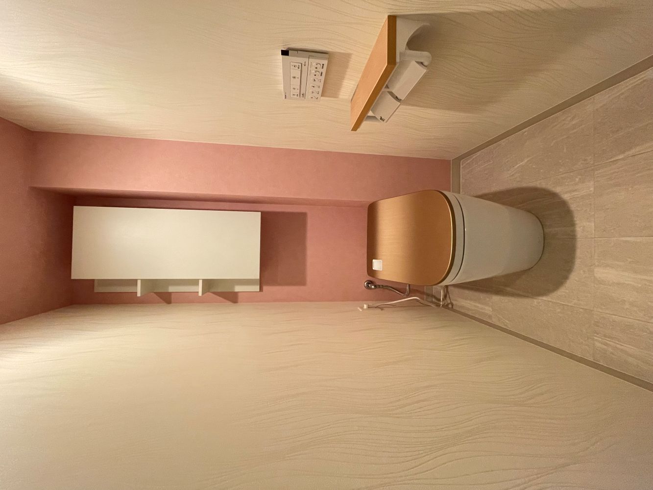 ピンクで華やかに！トイレリフォーム